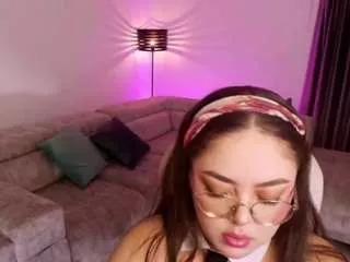 Discover our girls online shows and discover the company of countless livestreamers, with stunning shapes, sex toys and more.
