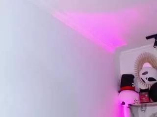 Discover our girls online shows and discover the company of countless livestreamers, with stunning shapes, sex toys and more.