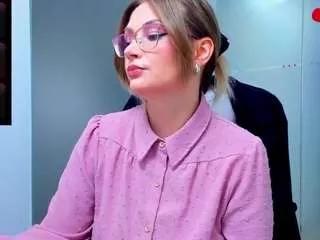Discover our girls online shows and discover the company of countless livestreamers, with stunning shapes, sex toys and more.