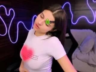 Discover our girls online shows and discover the company of countless livestreamers, with stunning shapes, sex toys and more.