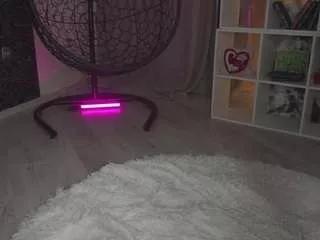 Discover our girls online shows and discover the company of countless livestreamers, with stunning shapes, sex toys and more.