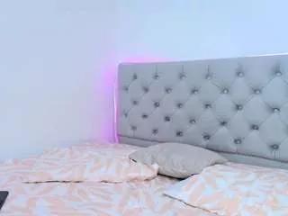 Discover our girls online shows and discover the company of countless livestreamers, with stunning shapes, sex toys and more.