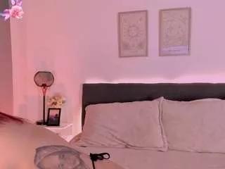 Discover our girls online shows and discover the company of countless livestreamers, with stunning shapes, sex toys and more.