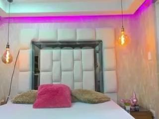 Discover our girls online shows and discover the company of countless livestreamers, with stunning shapes, sex toys and more.