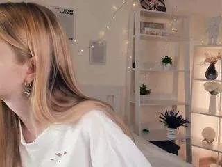 Discover our girls online shows and discover the company of countless livestreamers, with stunning shapes, sex toys and more.