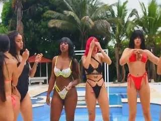 Discover our girls online shows and discover the company of countless livestreamers, with stunning shapes, sex toys and more.