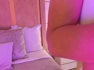 Discover our girls online shows and discover the company of countless livestreamers, with stunning shapes, sex toys and more.