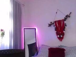 Discover our girls online shows and discover the company of countless livestreamers, with stunning shapes, sex toys and more.