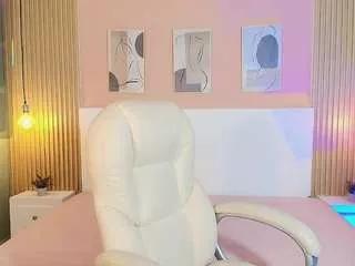 Discover our girls online shows and discover the company of countless livestreamers, with stunning shapes, sex toys and more.