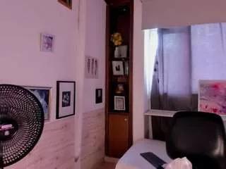 Discover our girls online shows and discover the company of countless livestreamers, with stunning shapes, sex toys and more.