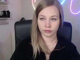 holly95love from CamSoda