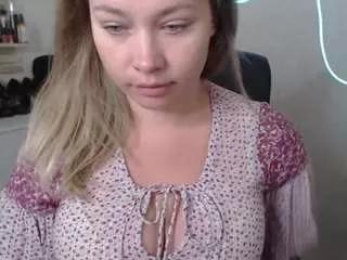 holly95love from CamSoda