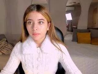 Discover our girls online shows and discover the company of countless livestreamers, with stunning shapes, sex toys and more.