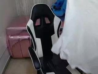 Discover our girls online shows and discover the company of countless livestreamers, with stunning shapes, sex toys and more.