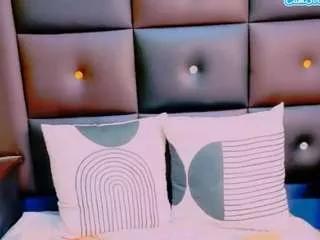 Discover our girls online shows and discover the company of countless livestreamers, with stunning shapes, sex toys and more.