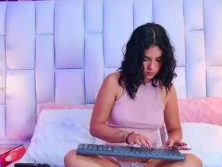 Discover our girls online shows and discover the company of countless livestreamers, with stunning shapes, sex toys and more.