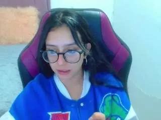 Discover our girls online shows and discover the company of countless livestreamers, with stunning shapes, sex toys and more.