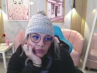 Discover our girls online shows and discover the company of countless livestreamers, with stunning shapes, sex toys and more.