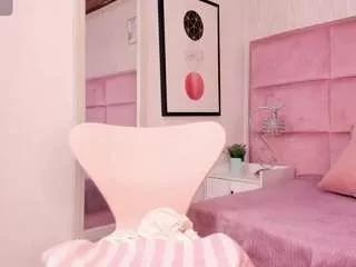 Discover our girls online shows and discover the company of countless livestreamers, with stunning shapes, sex toys and more.