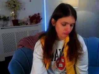 Discover our girls online shows and discover the company of countless livestreamers, with stunning shapes, sex toys and more.