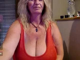 Discover our girls online shows and discover the company of countless livestreamers, with stunning shapes, sex toys and more.