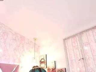 Discover our girls online shows and discover the company of countless livestreamers, with stunning shapes, sex toys and more.