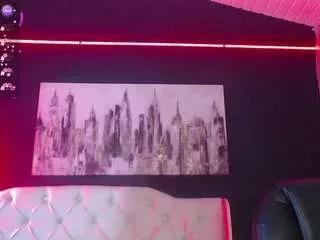 Discover our girls online shows and discover the company of countless livestreamers, with stunning shapes, sex toys and more.