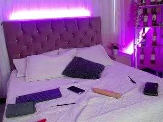 Discover our girls online shows and discover the company of countless livestreamers, with stunning shapes, sex toys and more.