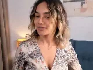 Discover our girls online shows and discover the company of countless livestreamers, with stunning shapes, sex toys and more.