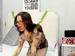 Discover our girls online shows and discover the company of countless livestreamers, with stunning shapes, sex toys and more.
