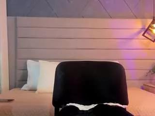 Discover our girls online shows and discover the company of countless livestreamers, with stunning shapes, sex toys and more.