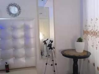 Discover our girls online shows and discover the company of countless livestreamers, with stunning shapes, sex toys and more.