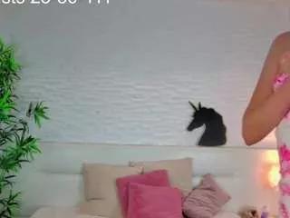 Discover our girls online shows and discover the company of countless livestreamers, with stunning shapes, sex toys and more.