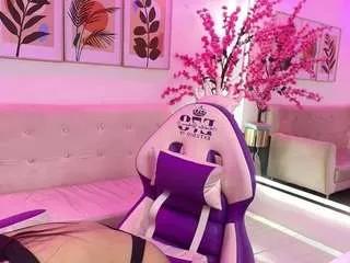 Discover our girls online shows and discover the company of countless livestreamers, with stunning shapes, sex toys and more.