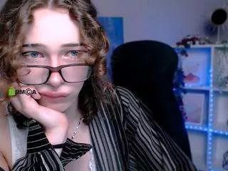 Discover our girls online shows and discover the company of countless livestreamers, with stunning shapes, sex toys and more.