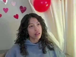 Discover our girls online shows and discover the company of countless livestreamers, with stunning shapes, sex toys and more.