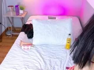 Discover our girls online shows and discover the company of countless livestreamers, with stunning shapes, sex toys and more.
