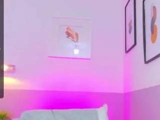 Discover our girls online shows and discover the company of countless livestreamers, with stunning shapes, sex toys and more.