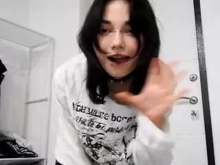 Discover our girls online shows and discover the company of countless livestreamers, with stunning shapes, sex toys and more.