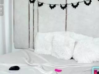 Discover our girls online shows and discover the company of countless livestreamers, with stunning shapes, sex toys and more.