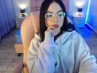 Discover our girls online shows and discover the company of countless livestreamers, with stunning shapes, sex toys and more.