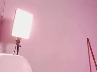 Discover our girls online shows and discover the company of countless livestreamers, with stunning shapes, sex toys and more.