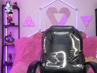 Discover our girls online shows and discover the company of countless livestreamers, with stunning shapes, sex toys and more.