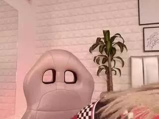 Discover our girls online shows and discover the company of countless livestreamers, with stunning shapes, sex toys and more.