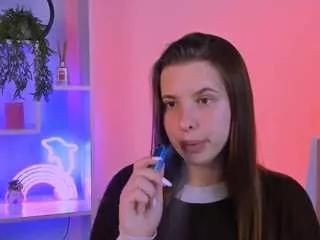 Discover our girls online shows and discover the company of countless livestreamers, with stunning shapes, sex toys and more.