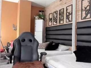 Discover our girls online shows and discover the company of countless livestreamers, with stunning shapes, sex toys and more.