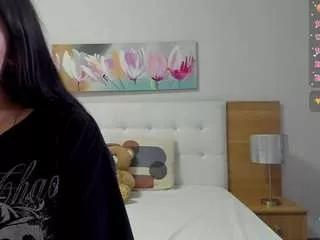 Discover our girls online shows and discover the company of countless livestreamers, with stunning shapes, sex toys and more.