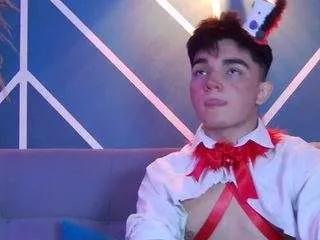 Discover our girls online shows and discover the company of countless livestreamers, with stunning shapes, sex toys and more.