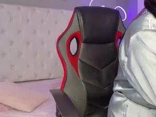 Discover our girls online shows and discover the company of countless livestreamers, with stunning shapes, sex toys and more.