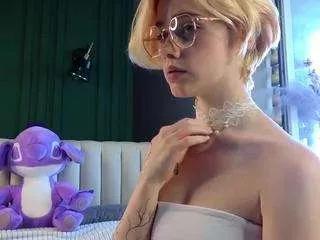 Discover our girls online shows and discover the company of countless livestreamers, with stunning shapes, sex toys and more.